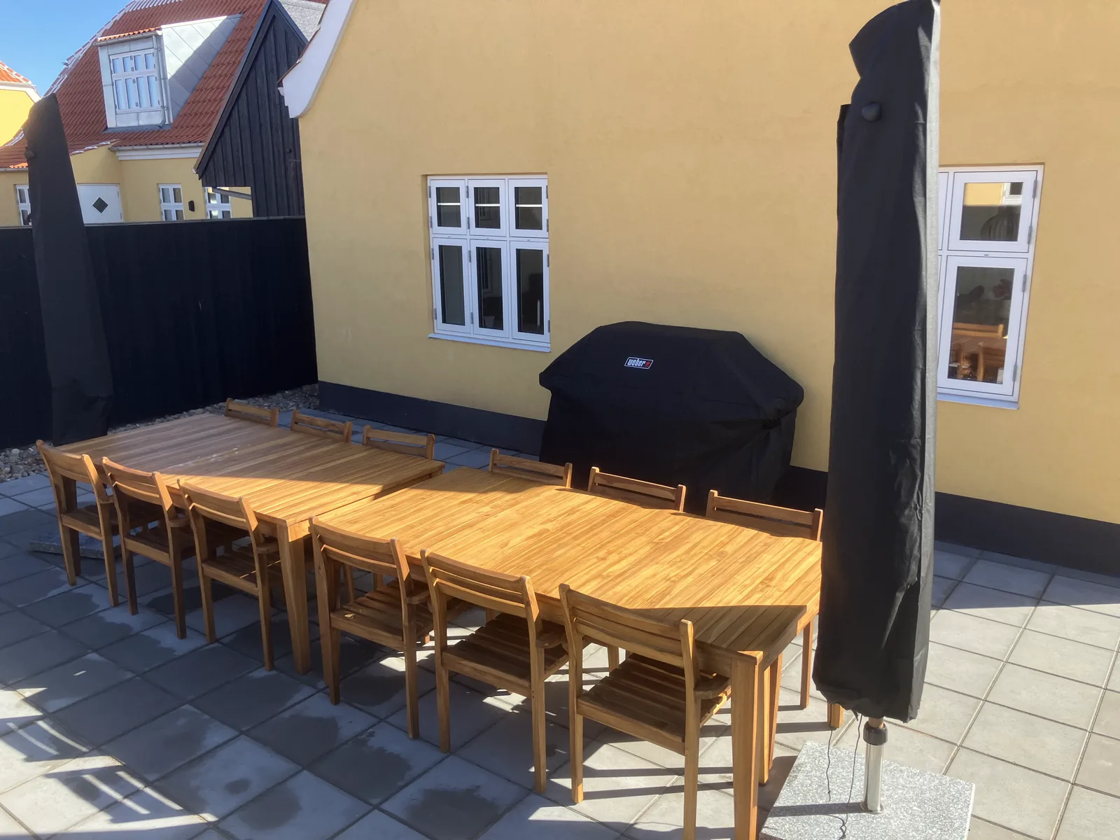 Langbordet i gårdrummet, hvor eftermiddagssolen står ind